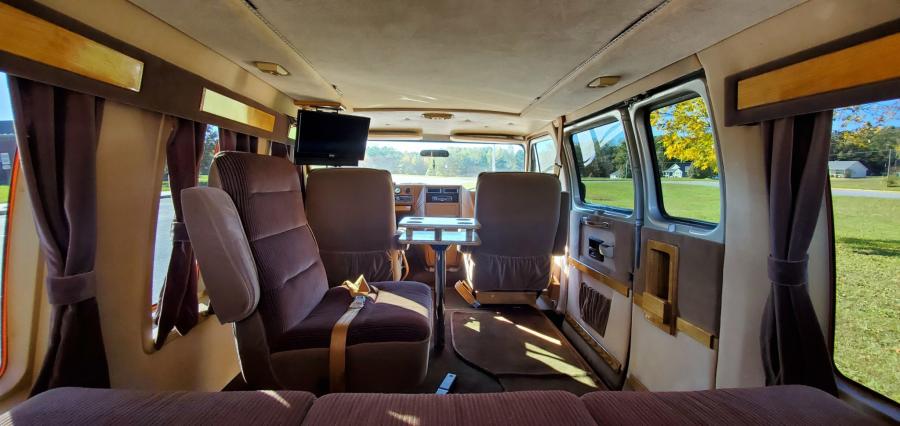 Интерьер Chevrolet G20 Conversion Van  (CG21305) 1988 года  (фото 141 из 257)